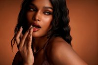 Glazed skin en Hollywood waves domineren de rode loper van Cannes