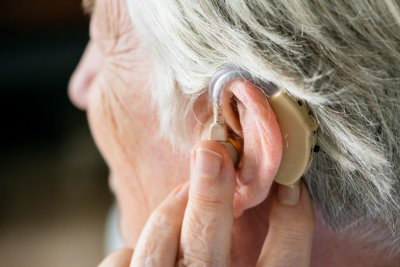 Alles wat je moet weten over hoorapparaten: van soorten tot het kiezen van de juiste audicien