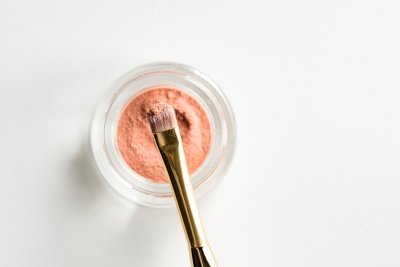 Draped blush is de makeuptrend die je gezicht een lift geeft